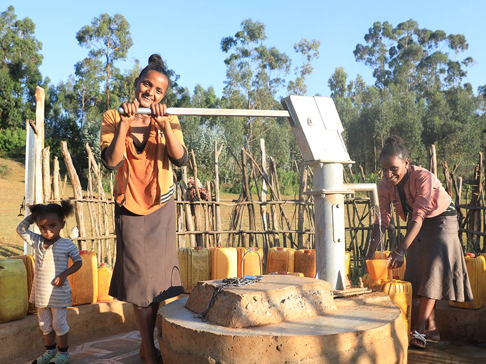 Äthiopische Frauen an einem Handpumpenbrunnen
