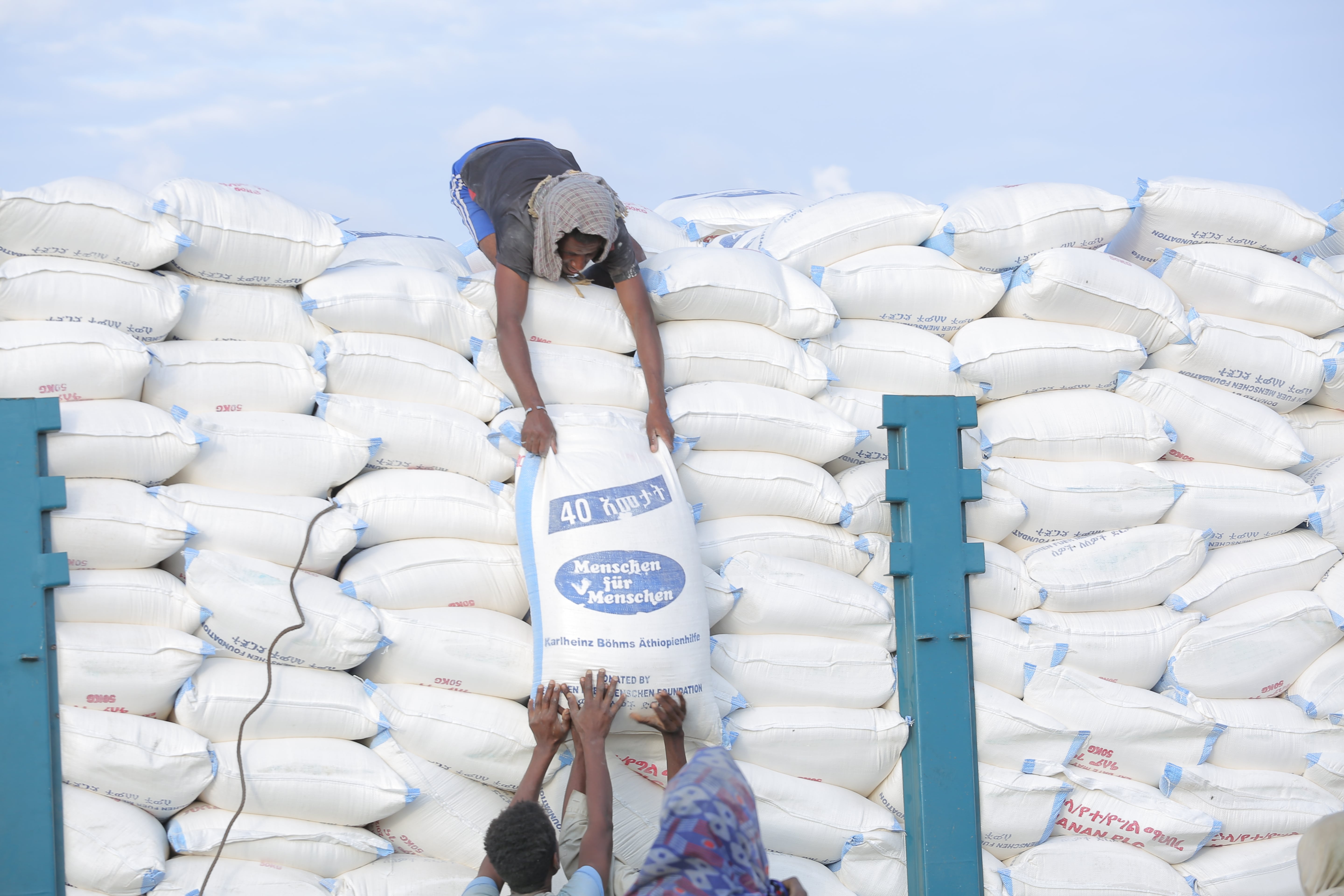 Eine äthiopische Familie erhält Lebensmittelhilfe vom Verein Menschen für Menschen
