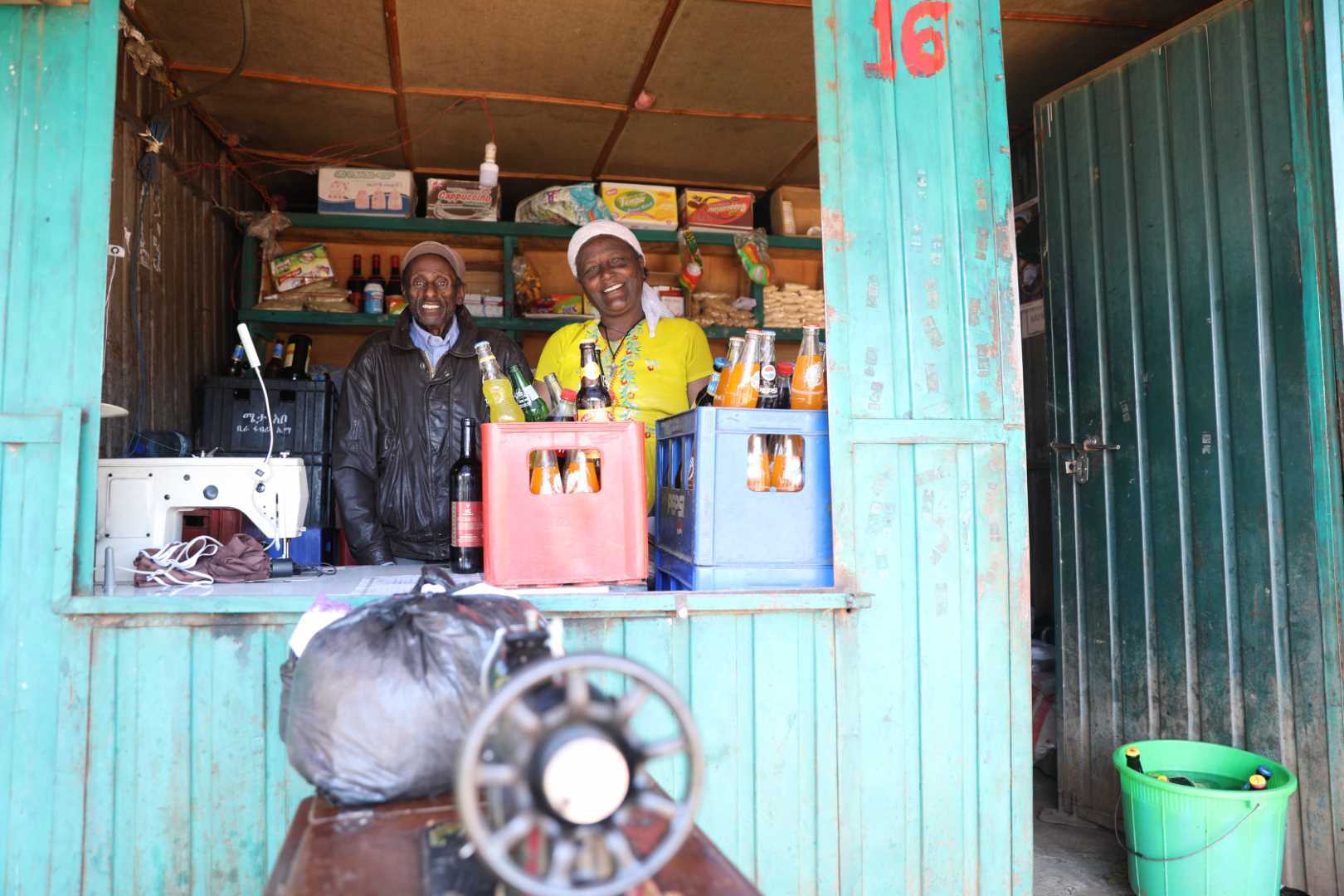 Ayinalem und ihr Mann stehen in ihrem Äthiopischen Shop und lächeln