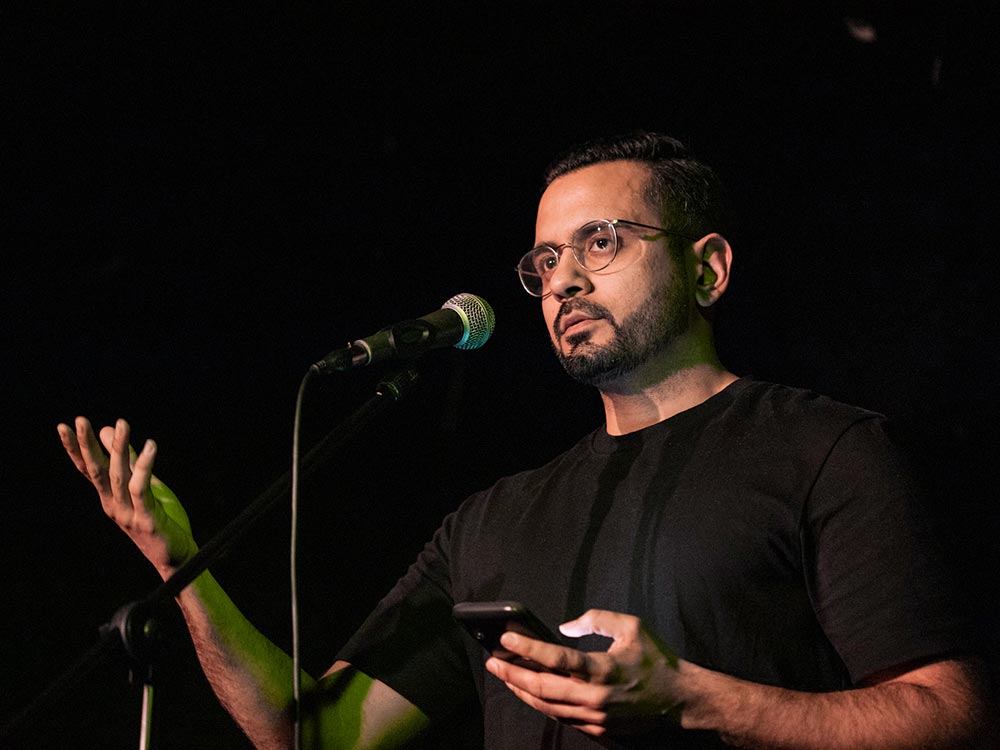 Ein Mann trägt bei einem Poetry Slam vor