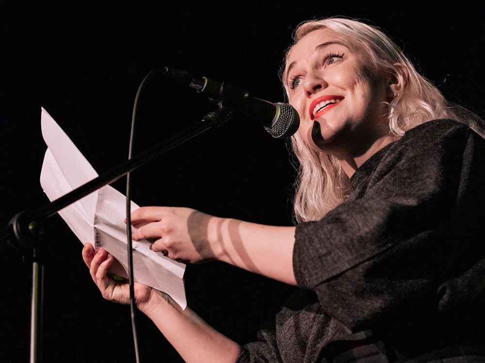 Eine Frau trägt bei einem Poetry Slam vor