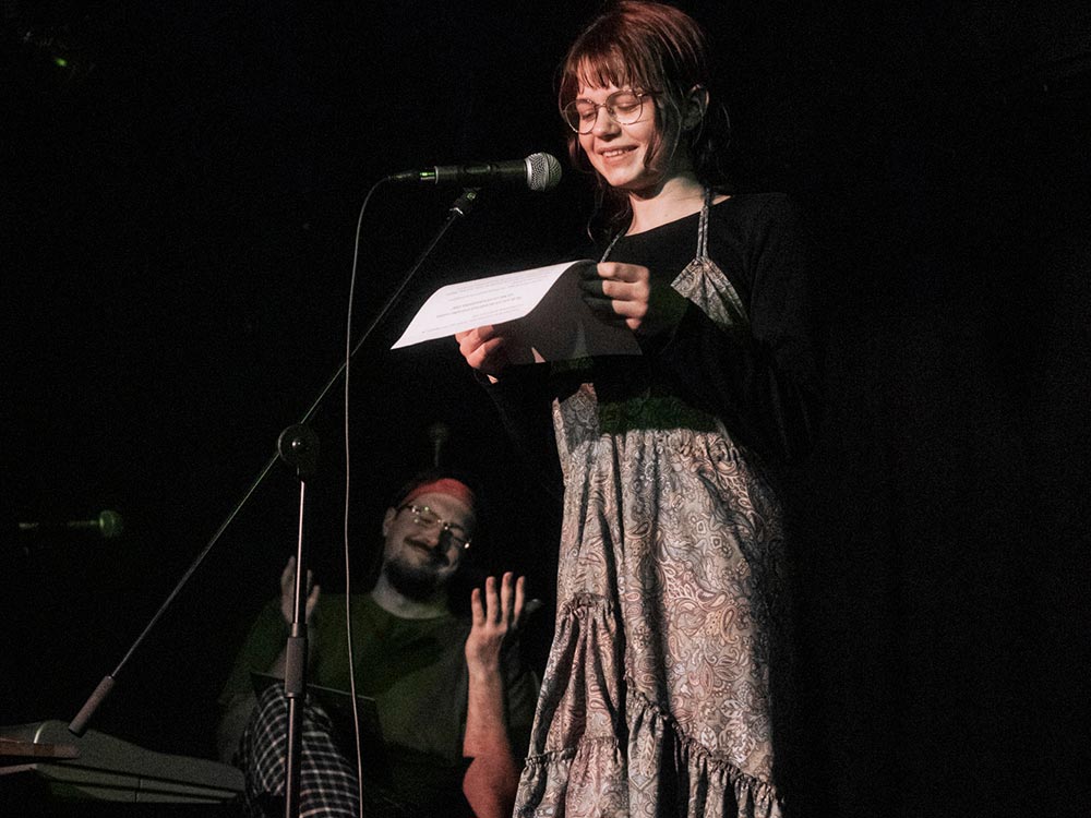 Eine Frau trägt bei einem Poetry Slam vor