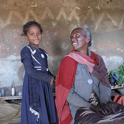 Großmutter mit Kind in Hütte in Äthiopien