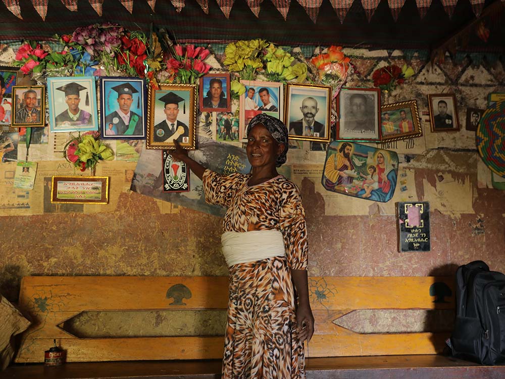 Eine äthiopische Mutter zeigt auf Wandbild ihres Sohnes