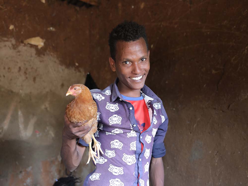 Äthiopischer Mann mit lebendem Huhn in der Hand