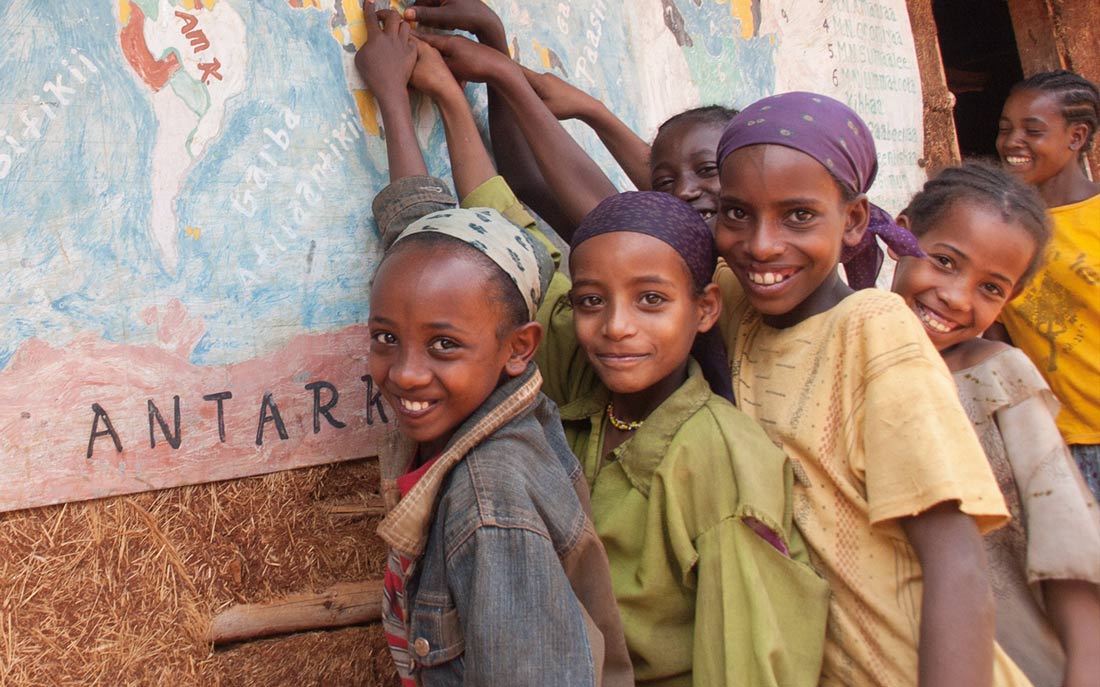 Äthiopische Schulkinder an einer Tafel