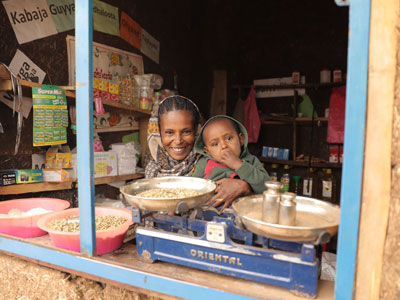 Eine Frau und ihr Sohn in einem Ladenfenster in Äthiopien