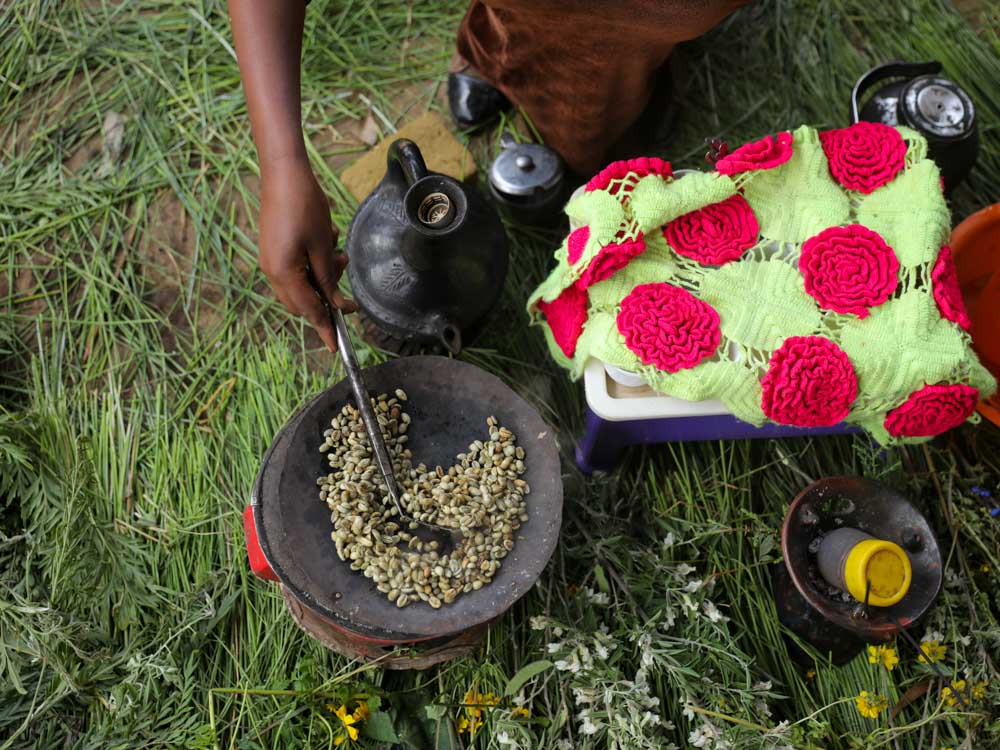 Kaffee in Äthiopien wird in einer Schale geröstet