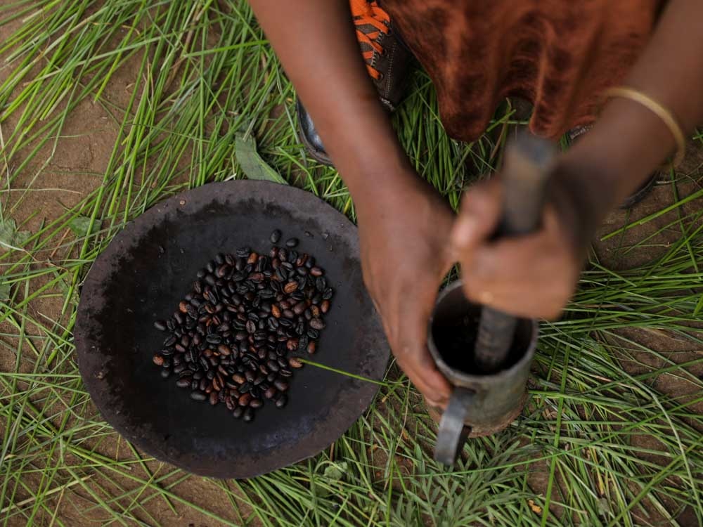 Gerösteter Kaffee in Äthiopien wird gestampft.