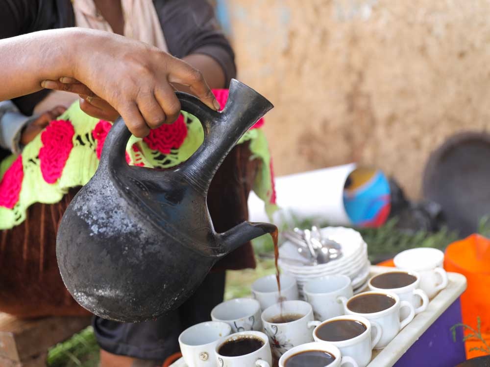 Kaffee in Äthiopien wird aus einem Jabana in Tassen gefüllt.