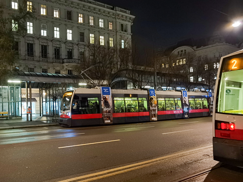 Ansicht der Straßenbahn im MfM-Design am Wiener Ring