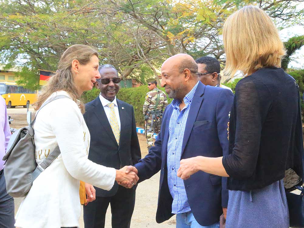 Die österreichische Botschafterin in Äthiopien, Dr. Simone Knapp, begrüßt Berhanu Nega, Bildungsminister von Äthiopien, mit einem Händedruck