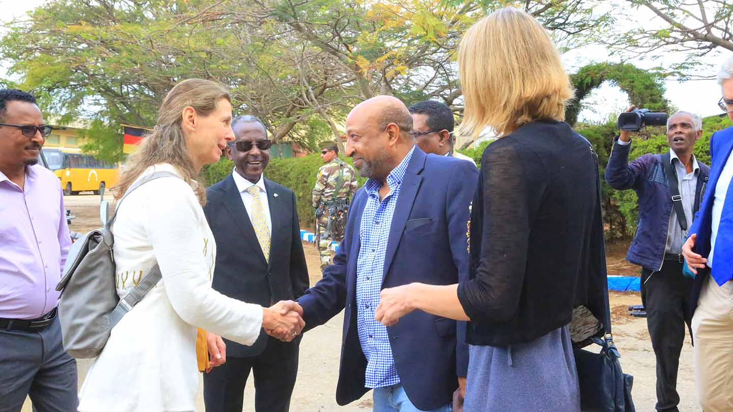 Die österreichische Botschafterin in Äthiopien, Dr. Simone Knapp, begrüßt Berhanu Nega, Bildungsminister von Äthiopien, mit einem Händedruck