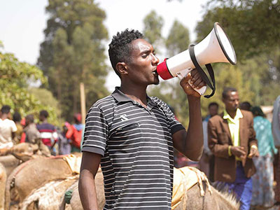 Ein Mann mit einem Megaphon auf einem äthiopischen Markt