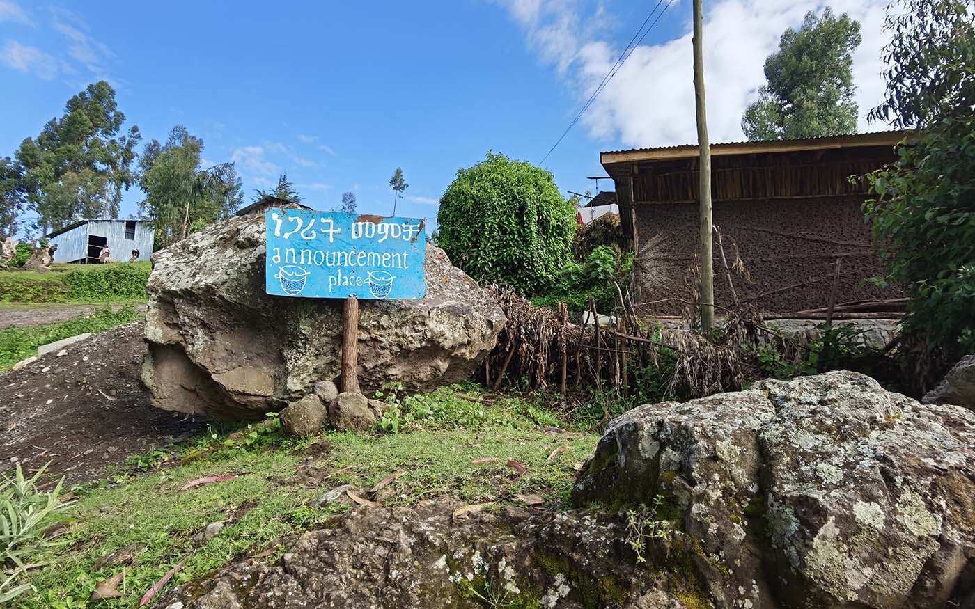 Nachrichtenplatz eines Äthiopischen Dorfes mit Schildaufschrift Announcement Place