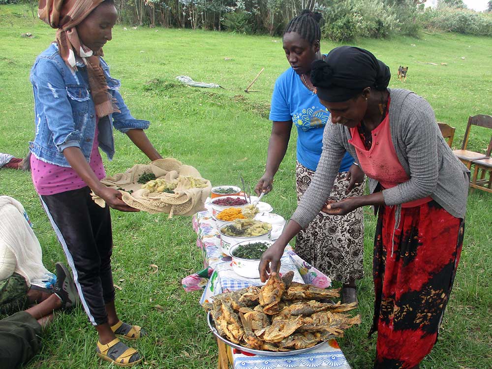 In Kochkursen lernen die Frauen, wie sie die Fische richtig zubereiten, damit das Essen nicht nur nahrhaft ist, sondern auch schmeckt.