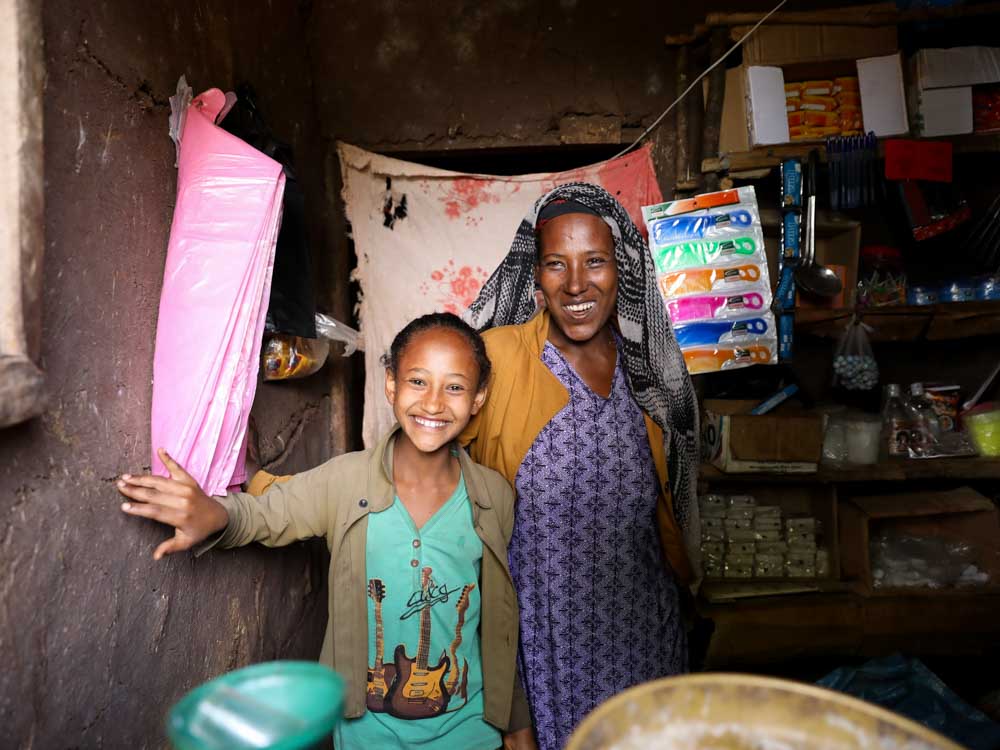 Eine Frau in Äthiopien mit ihrer Tochter in ihrem Laden