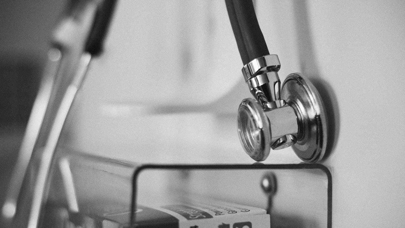 Stethoskop in schwarz weiß