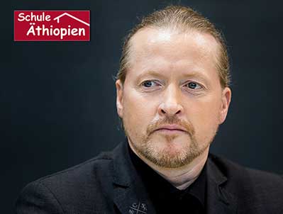 Joey Kelly vor schwarzem Hintergrund