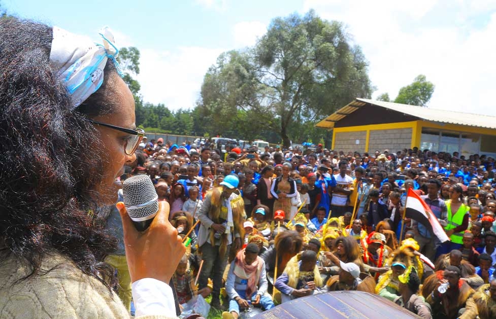 Bahritu Seyoum hält eine Rede zur Eröffnung der Shukute-Schule in Jeldu.