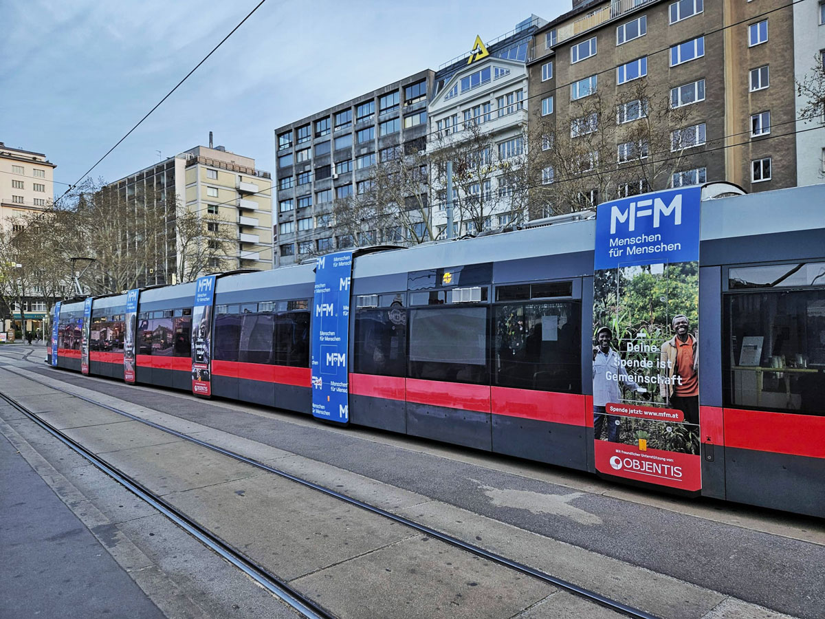 Straßenbahn im neuen Design von Menschen für Menschen.