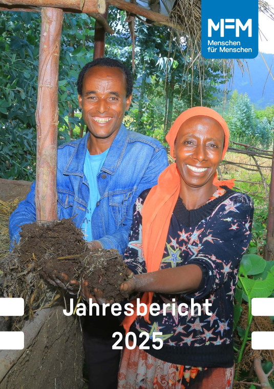 Das Titelbild des Jahresberichts 2025 zeigt eine Frau und einen Mann, die in ihrem Garten frische Erde aus einem Wurmbeet entnehmen.