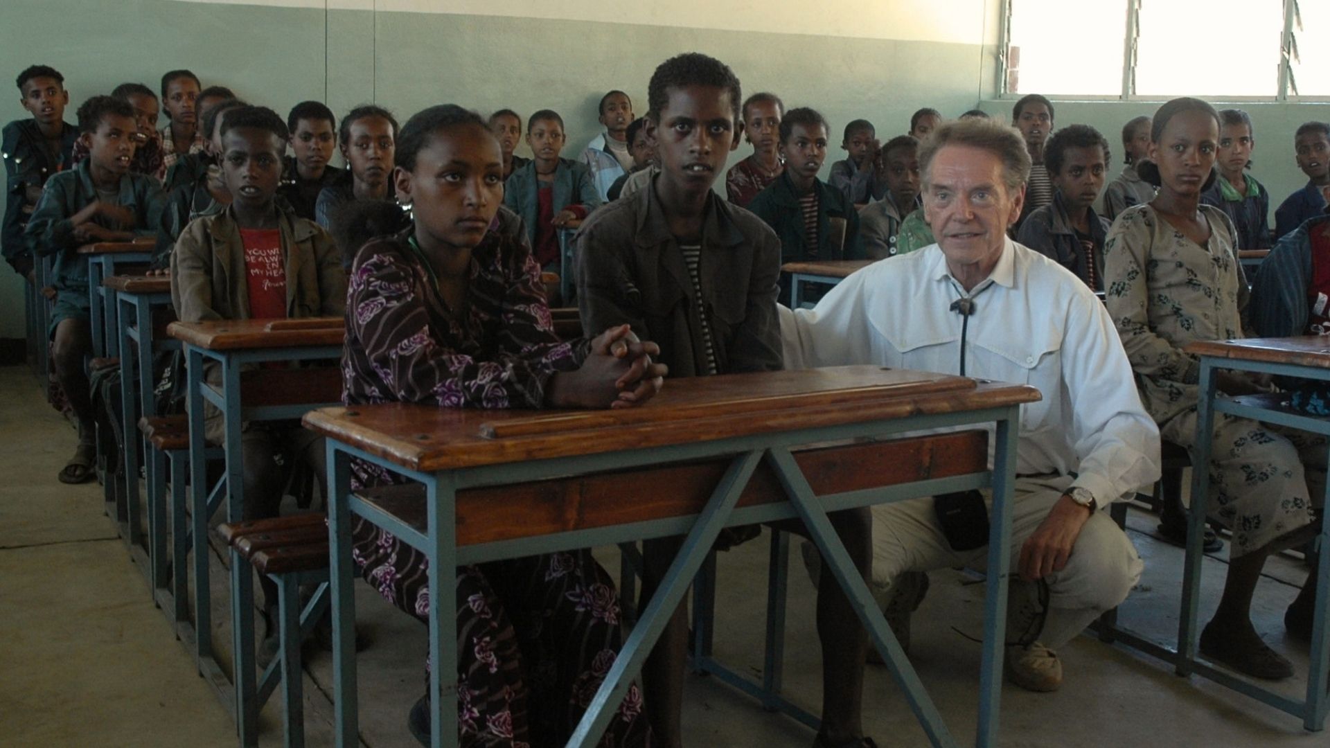 Bernd Lötsch bei seinem Besuch in Äthiopien im Austausch mit Schüler:innen einer Schulklasse.