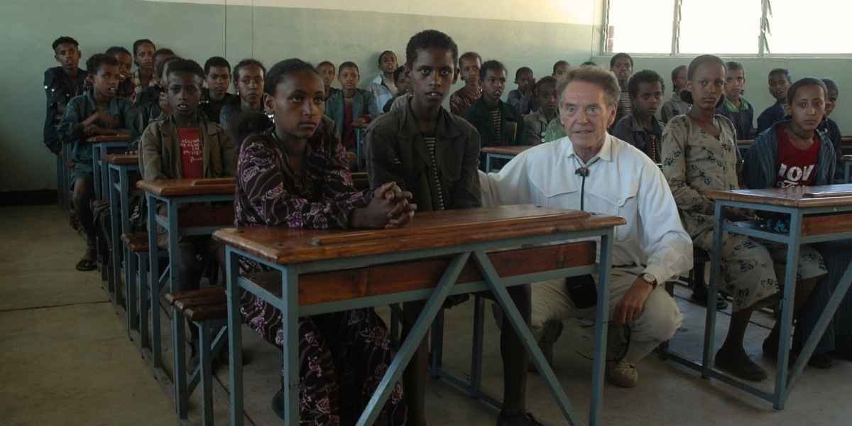 Bernd Lötsch bei seinem Besuch in Äthiopien im Austausch mit Schüler:innen einer Schulklasse.