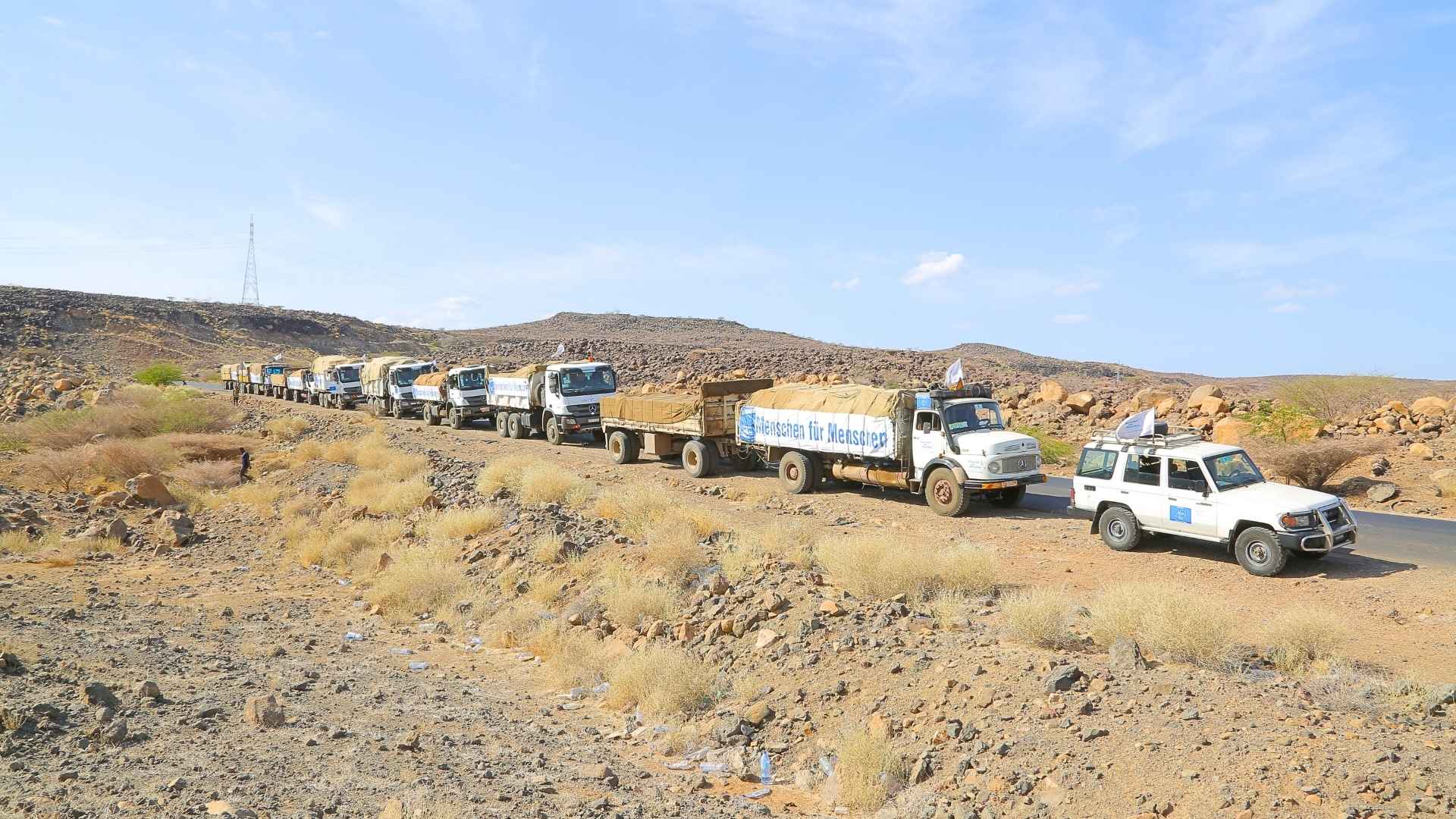 Eine Kolonne von Fahrzeugen von Menschen für Menschen auf dem Weg zu den Projektgebieten.