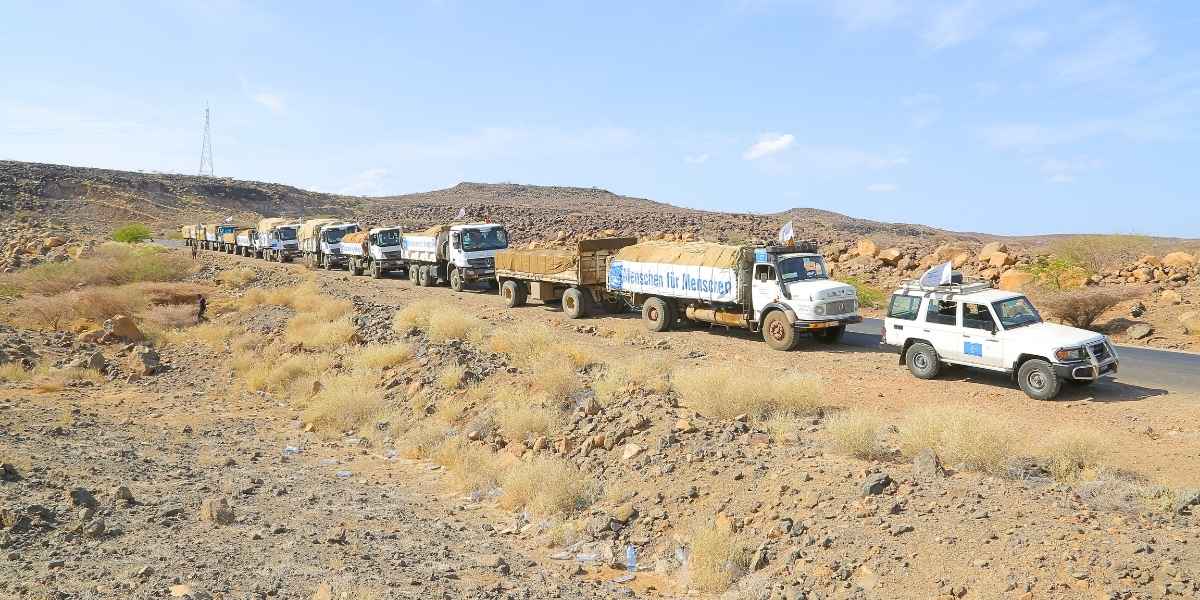 Eine Kolonne von Fahrzeugen von Menschen für Menschen auf dem Weg zu den Projektgebieten.