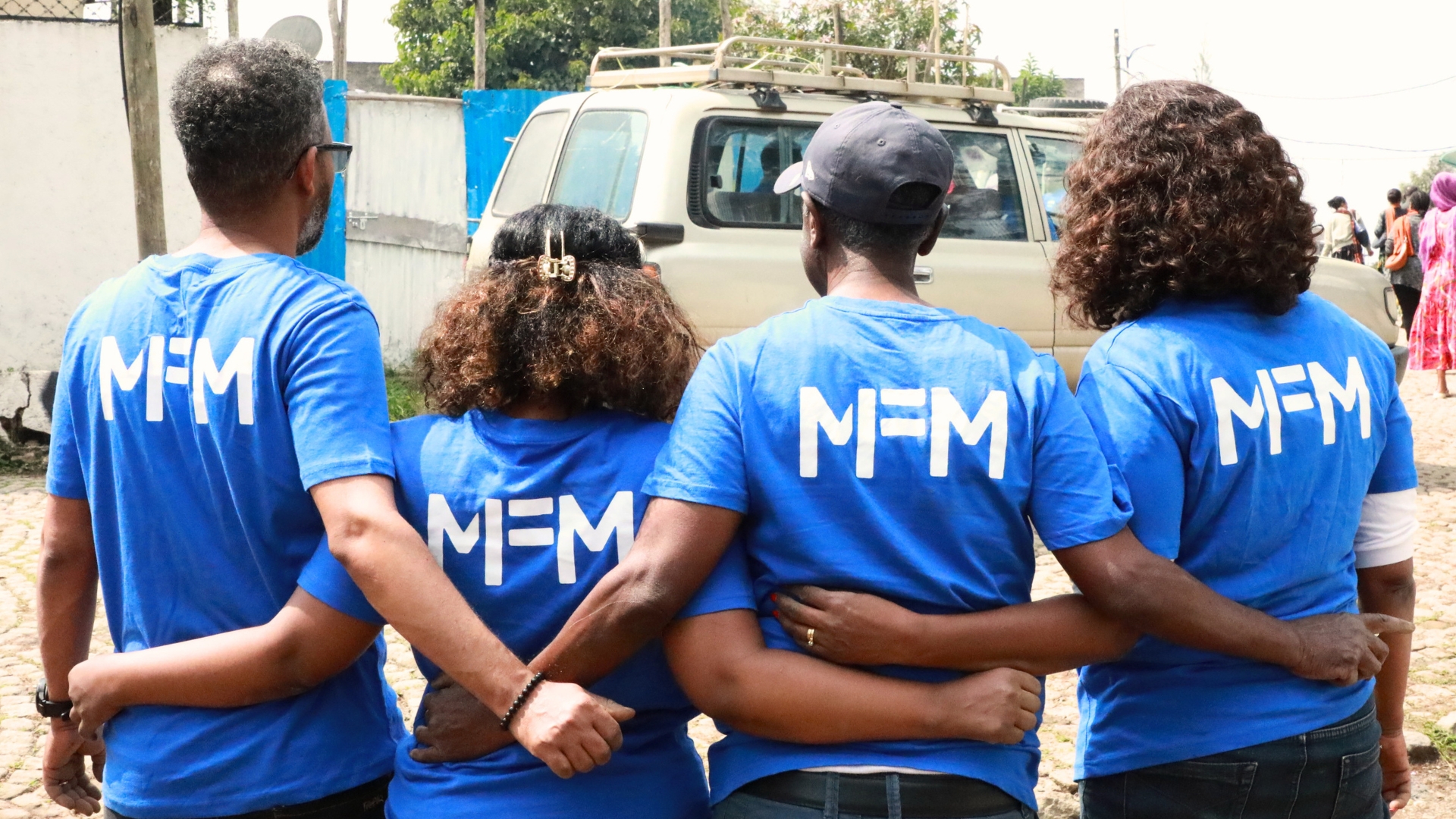 Das äthiopische Team steht Arm in Arm beisammen und trägt T-Shirts mit dem Logo der Organisation.