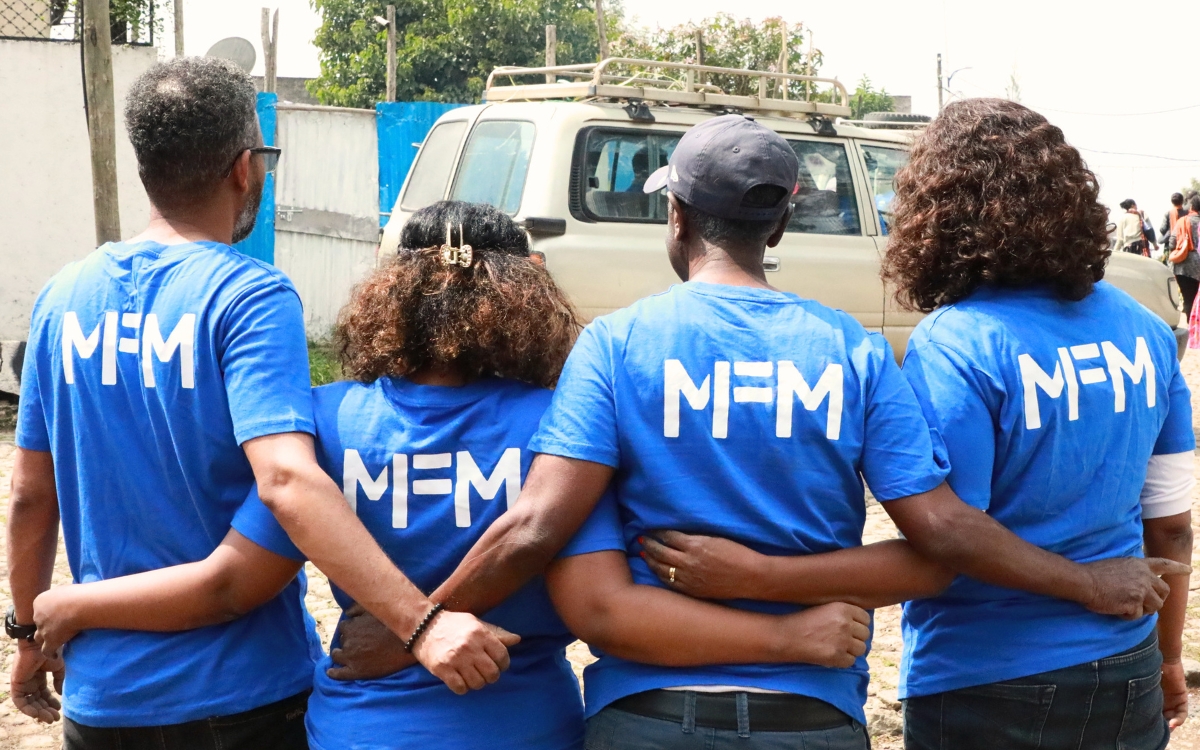 Das äthiopische Team steht Arm in Arm beisammen und trägt T-Shirts mit dem Logo der Organisation.
