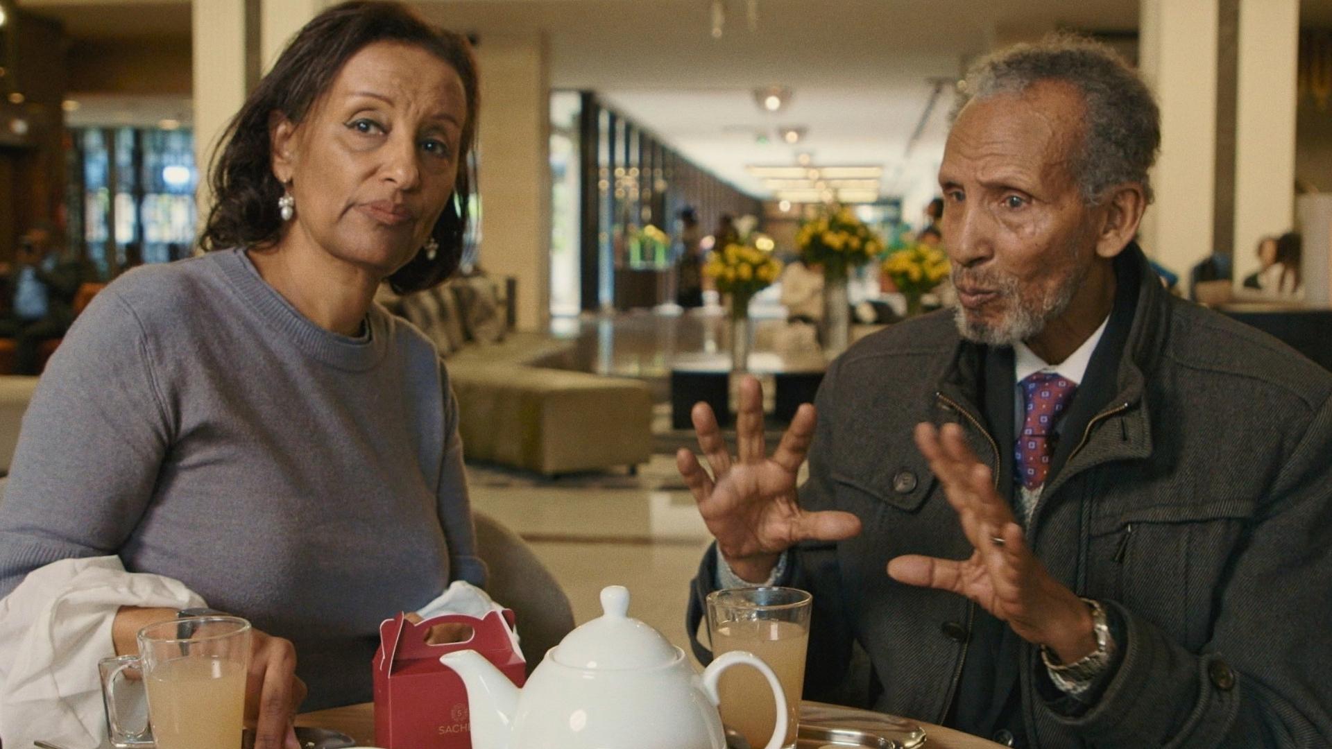 Filmsequenz mit zwei sich unterhaltenden Personen aus dem Dokumentarfilm „Wax & Gold“ von Ruth Beckermann ((c) Filmproduktion Ruth Beckermann)
