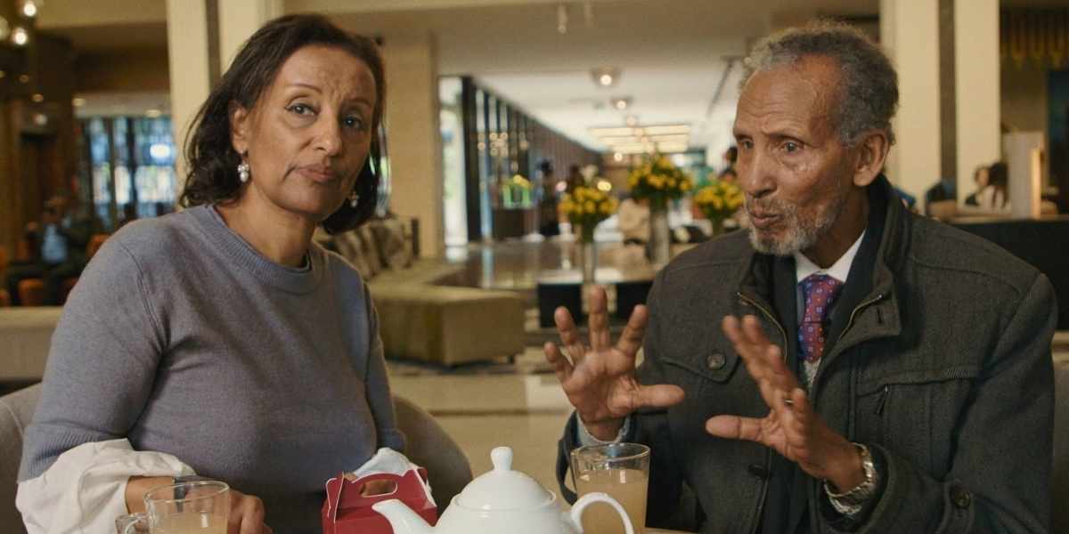 Filmsequenz mit zwei sich unterhaltenden Personen aus dem Dokumentarfilm „Wax & Gold“ von Ruth Beckermann ((c) Filmproduktion Ruth Beckermann)  
