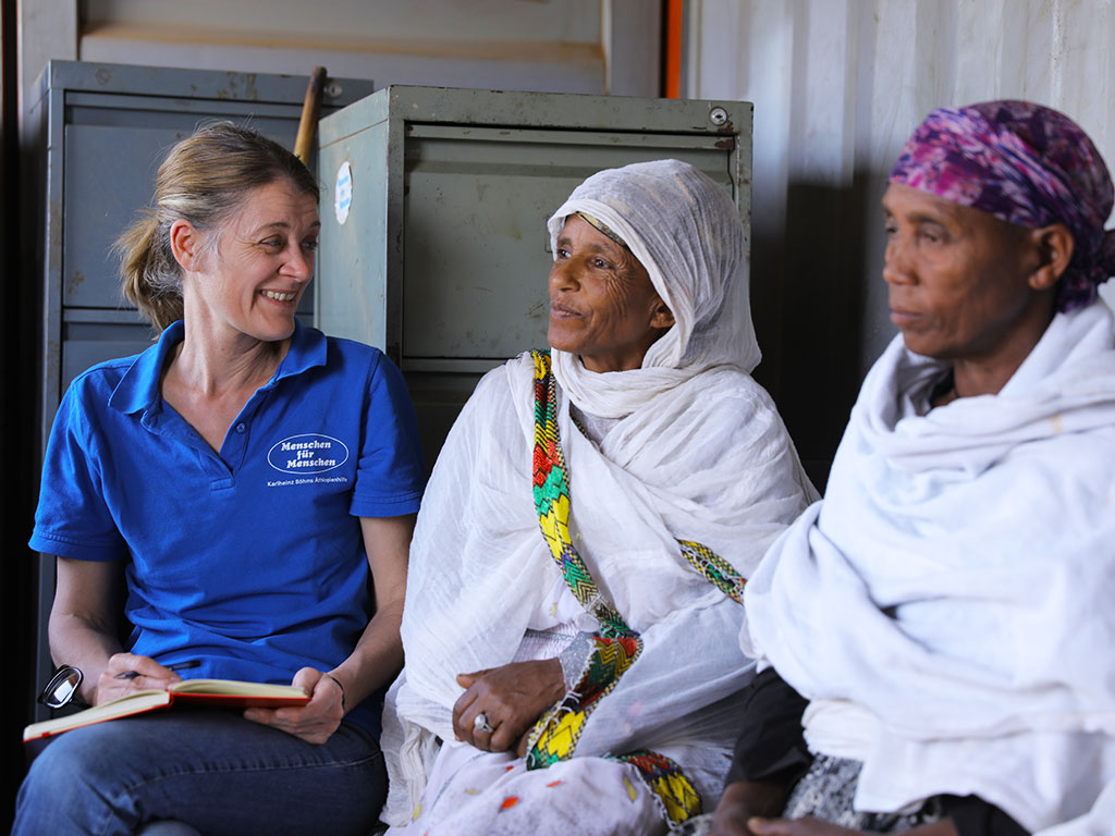Die ehemalige Vorständin von Menschen für Menschen, Alexandra Bigl, im Gespräch mit zwei Frauen in Äthiopien.