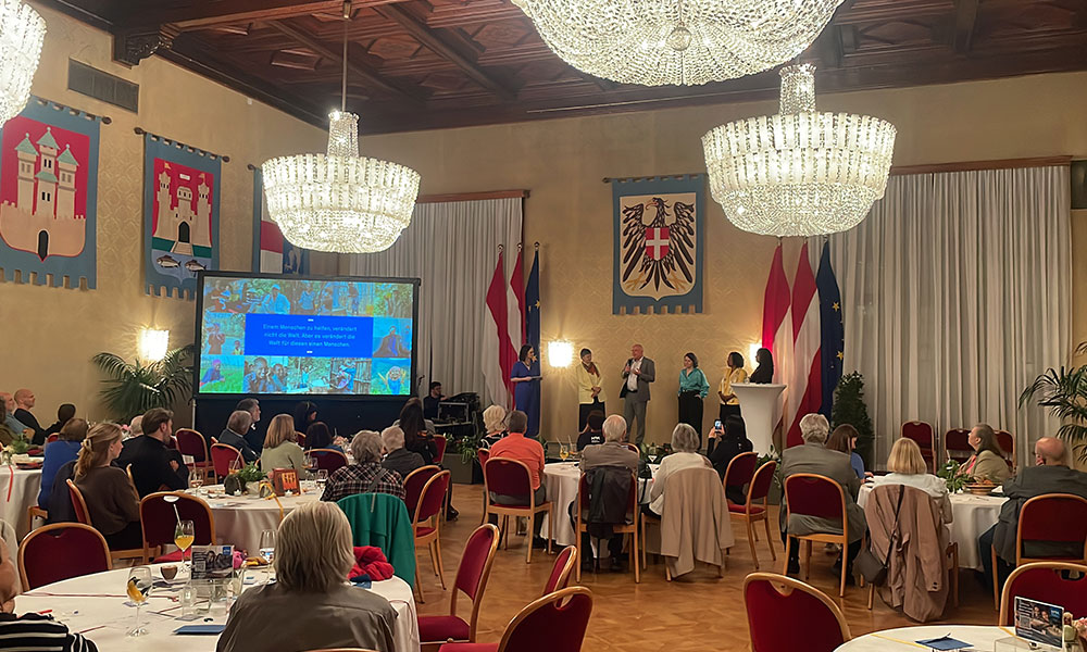 Langjährige Unterstützer:innen von Menschen für Menschen auf der Bühne im Wiener Rathaus.