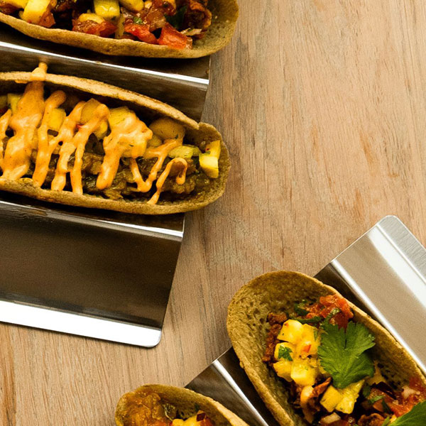 Tacos, serviert im praktischen Metallhalter.
