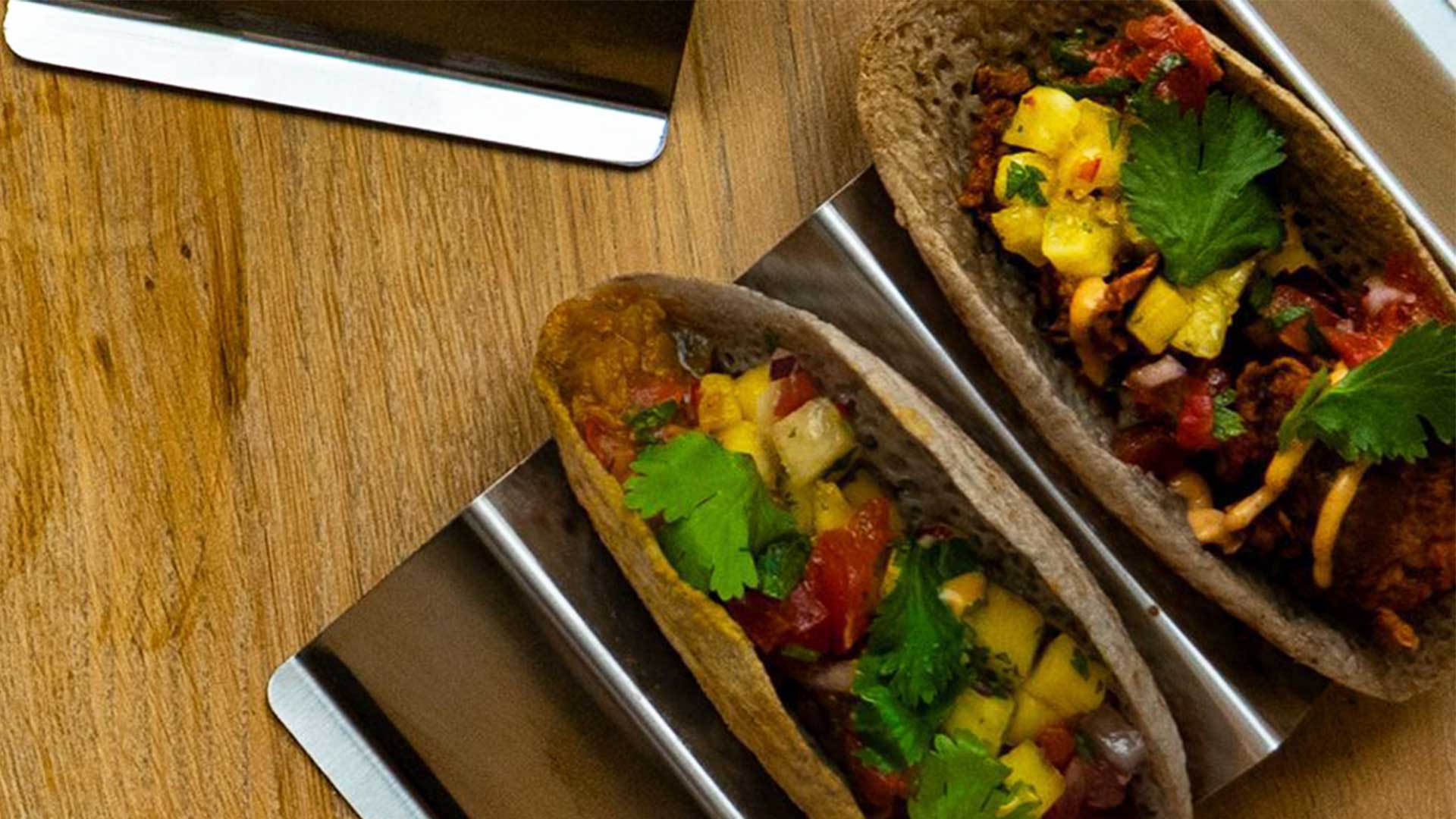 Tacos, serviert im praktischen Metallhalter.