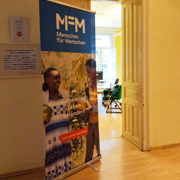 Gebrandeter Werbeaufsteller zur Markenpräsentation im Büroeingang.