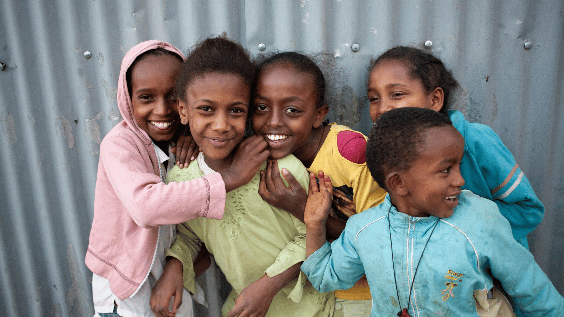 Gruppe von äthiopischen Kindern lächelt fröhlich in die Kamera