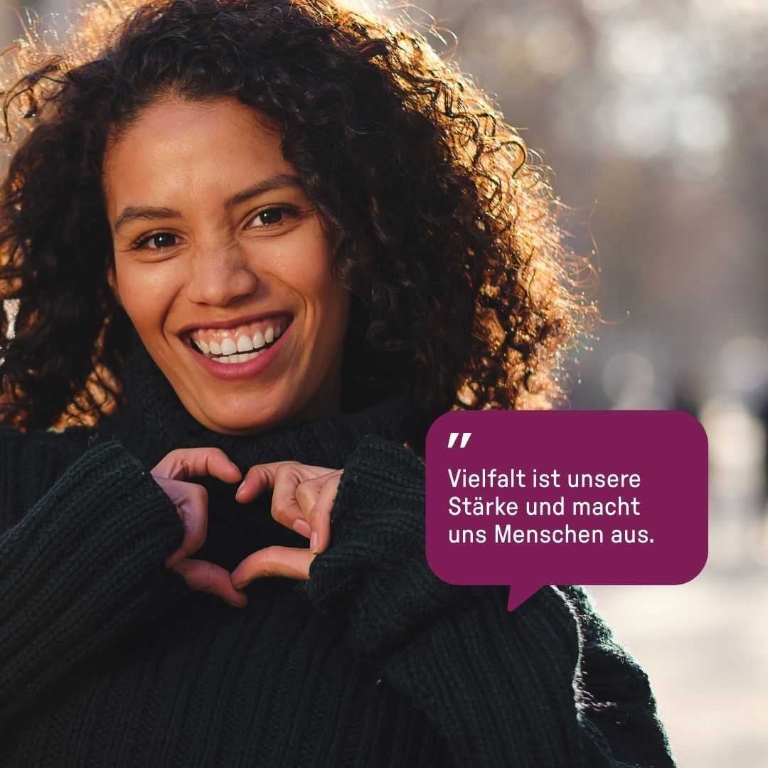 Drei lächelnde Personen unterschiedlichen Alters stehen nebeneinander, mit zwei Sprechblasen in der Mitte.