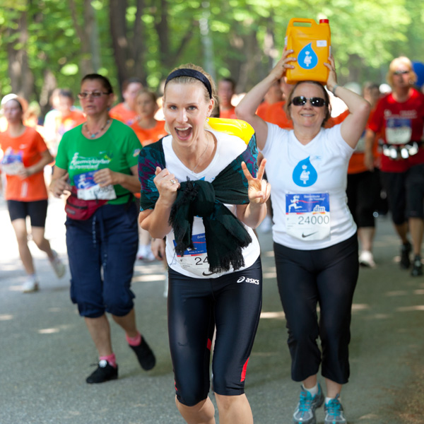 Frauen laufen einen Marathon zu wohltätigem Zweck