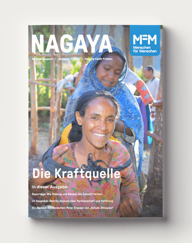 Cover des Nagaya Magazins 1/2026 zeigt eine Frau mit einem gelben Wasserkanister am Rücken.