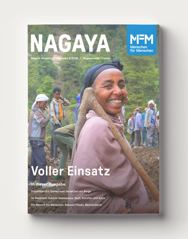 Das Cover des Nagaya Magazins 2/2026 zeigt eine Frau, die dabei hilft, die Zufahrtstraße freizuräumen.