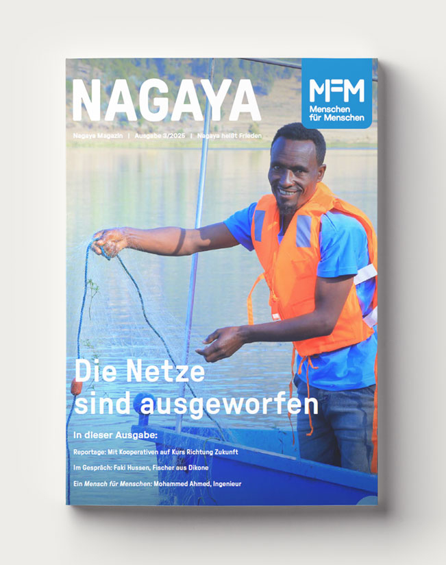 Cover des Nagaya-Magazins 3/2025 zeigt einen jungen Mann, der auf einem Boot steht und ein Fischernetz ins Wasser hält.