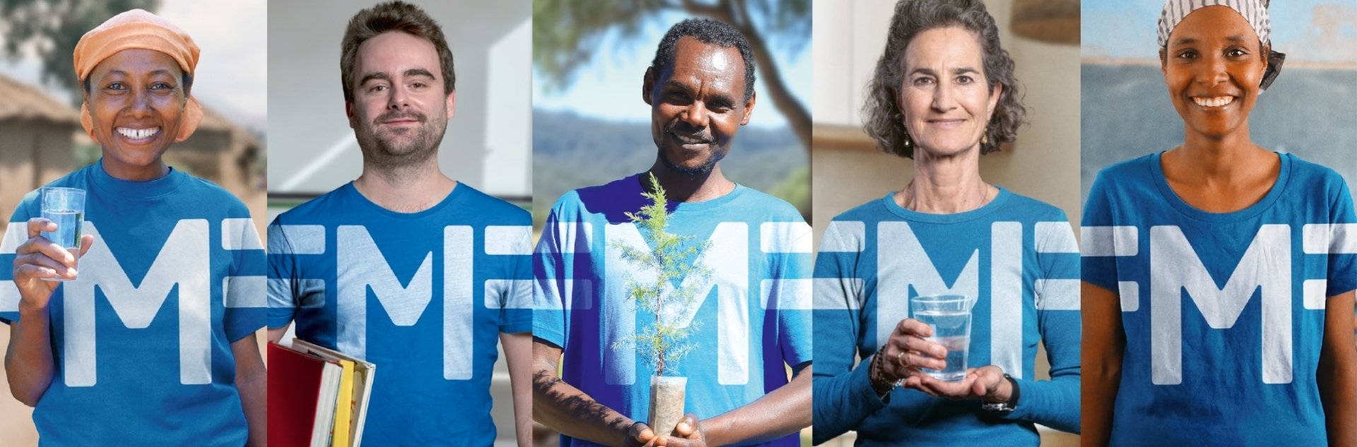 Mitarbeiter:innen von Menschen für Menschen tragen T-Shirts mit dem Logo