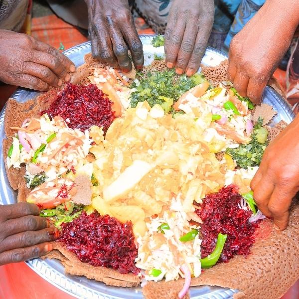 Injera mit unterschiedlichen Eintöpfen aus Gemüse.