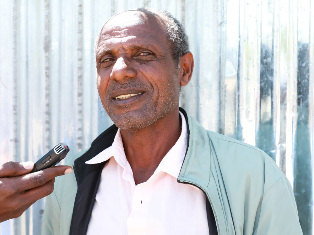 Mengistu Tefera im Gespräch über das Wasserversorgungssystem.