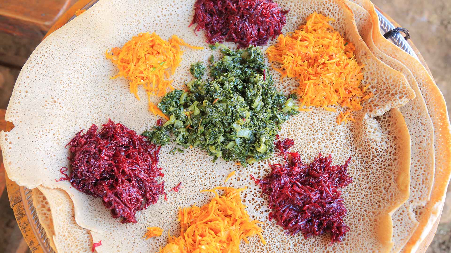 Injera, Fladenbrot aus Teffmehl, mit unterschiedlichen Gemüsesaucen. 