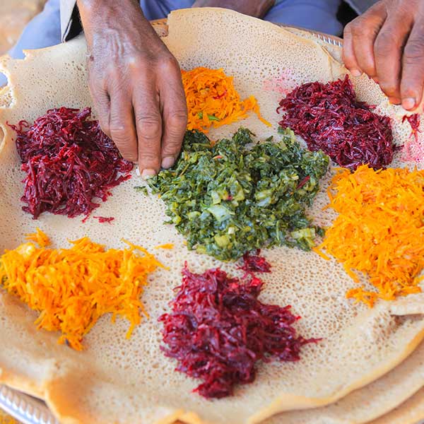 Injera, Fladenbrot aus Teffmehl, mit unterschiedlichen Gemüsesaucen. 